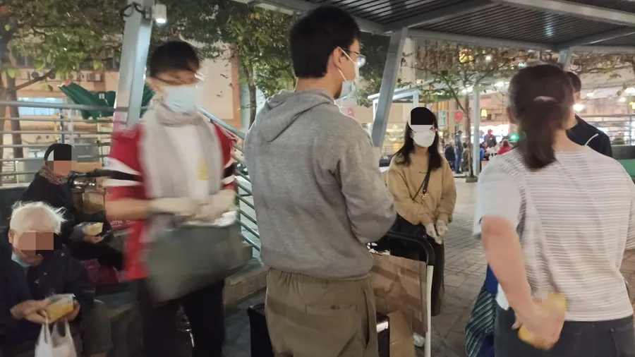 義工在街頭關懷街友