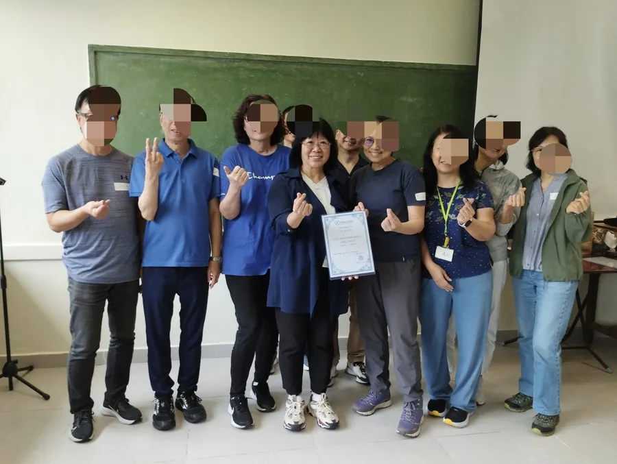同工與義工手持感謝狀合照