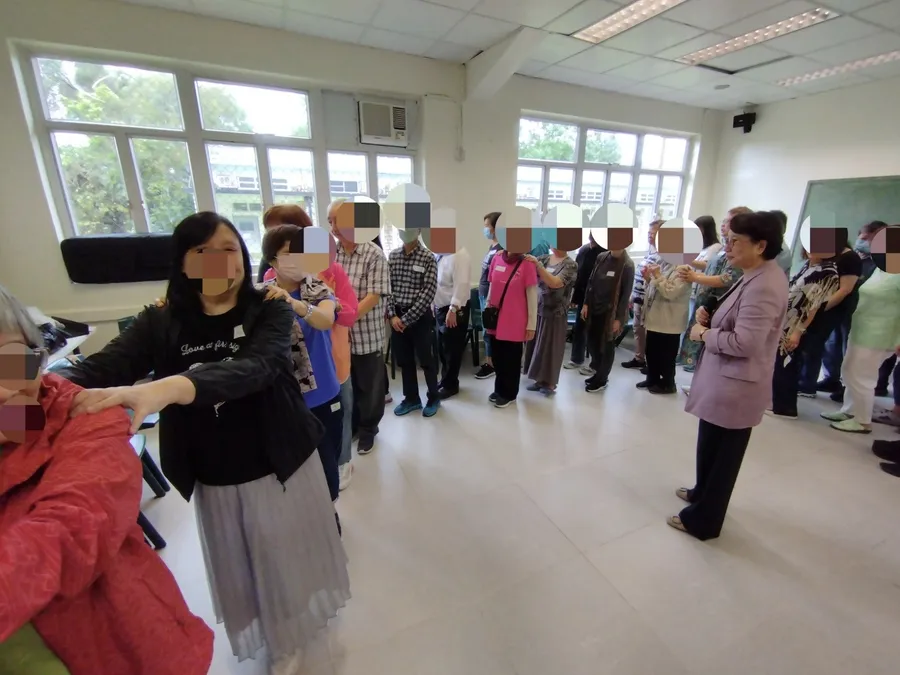 團契活動中弟兄姊妹一同參與