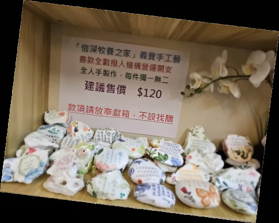姊妹親手製作的經文石頭