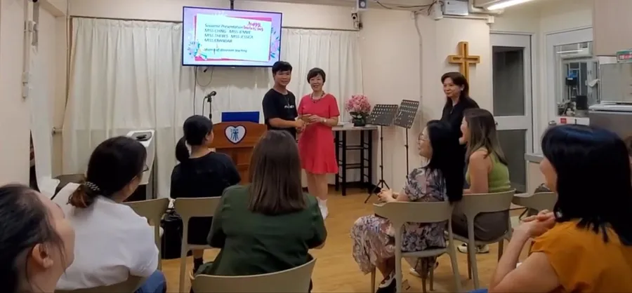 英文班畢業禮，學員與導師合照