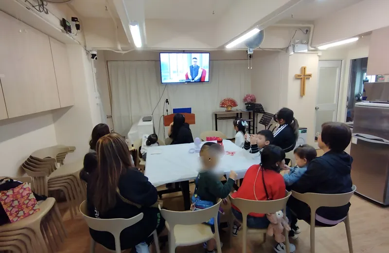 一群受助者的子女在信深家會址參與親子聚會