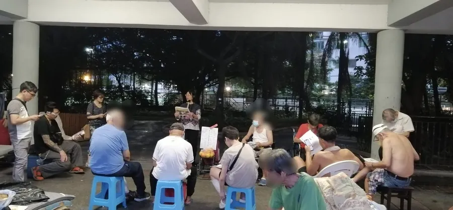 義工在公園向街友分享和關懷