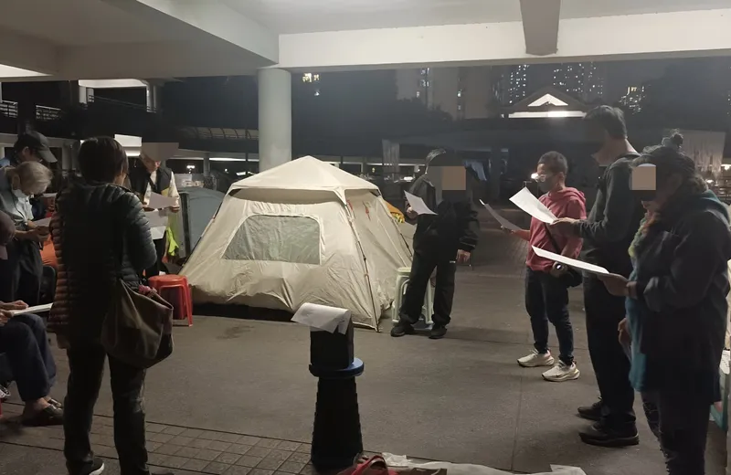 義工晚間到天橋底一帶，探訪及關懷露宿街頭的朋友