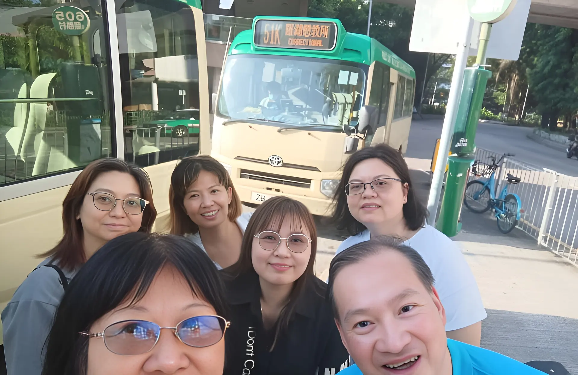 信深家義工在羅湖懲教所外合照，預備入內服侍戒癮者