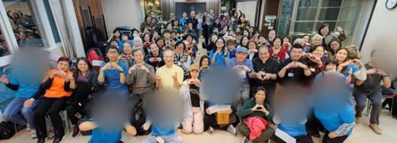 弟兄姊妹歡聚大合照
