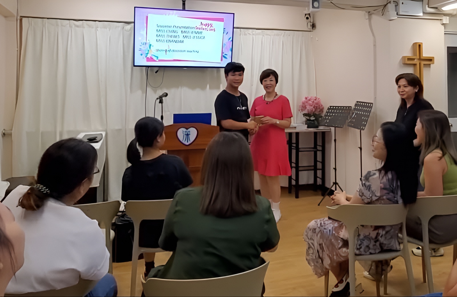 弟兄姊妹在信深家會址參與課堂，導師與學員一同學習和分享