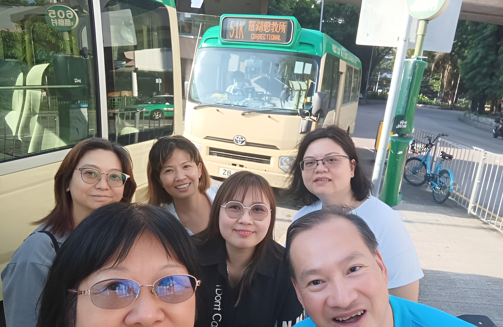 信深家義工在羅湖懲教所外合照，預備入內服侍戒癮者